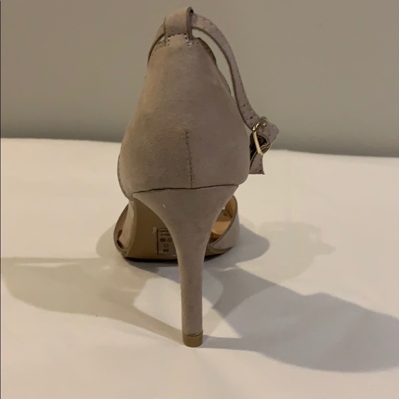 Taupe scalloped heels. - Picture 5 of 5